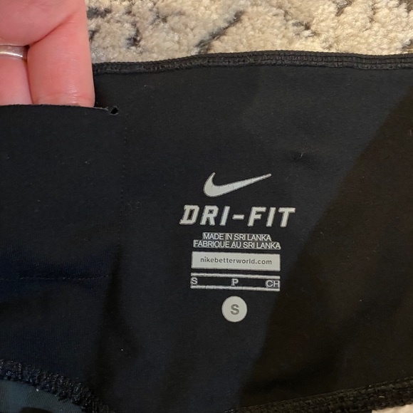 Nike Dri-Fit Leggings with Gray Design - Picture 4 of 4